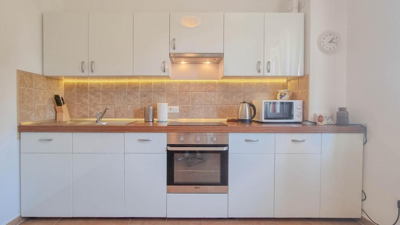 Lea Apartment Novigrad  Bagian luar foto
