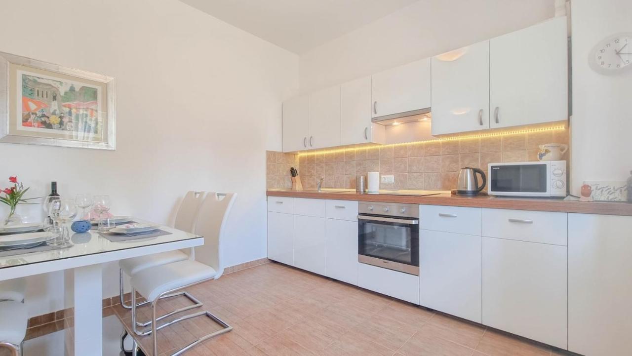 Lea Apartment Novigrad  Bagian luar foto