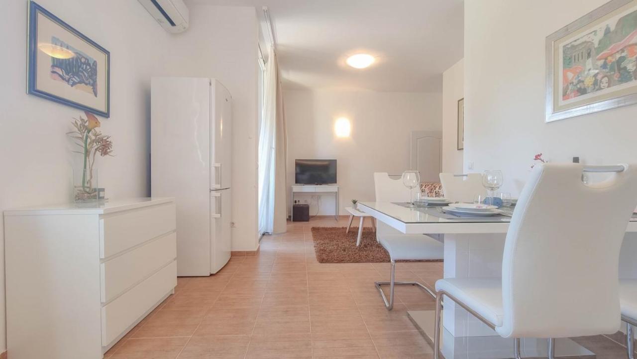 Lea Apartment Novigrad  Bagian luar foto