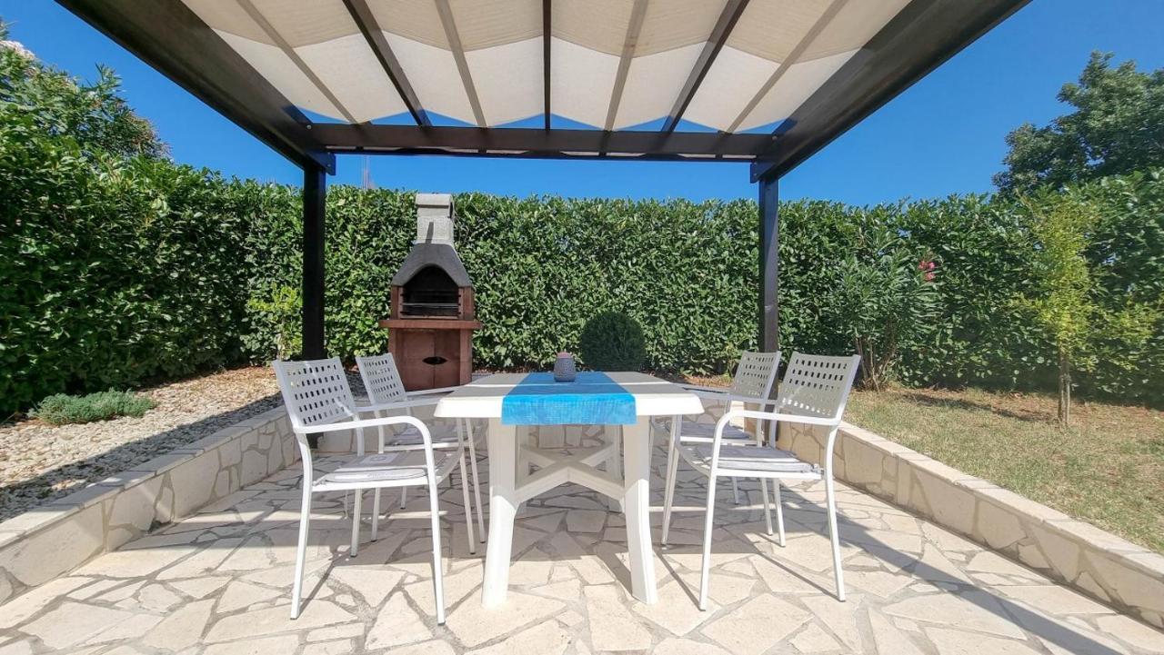 Lea Apartment Novigrad  Bagian luar foto