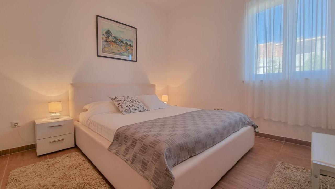 Lea Apartment Novigrad  Bagian luar foto