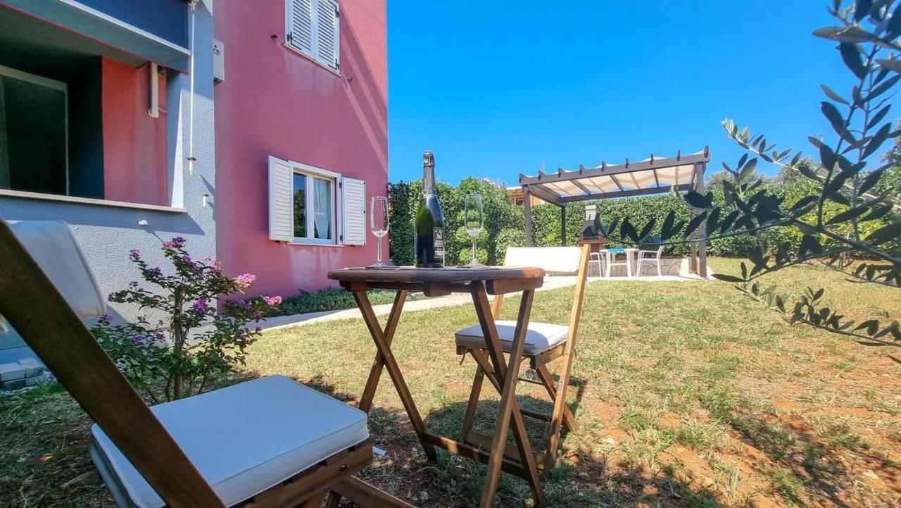 Lea Apartment Novigrad  Bagian luar foto